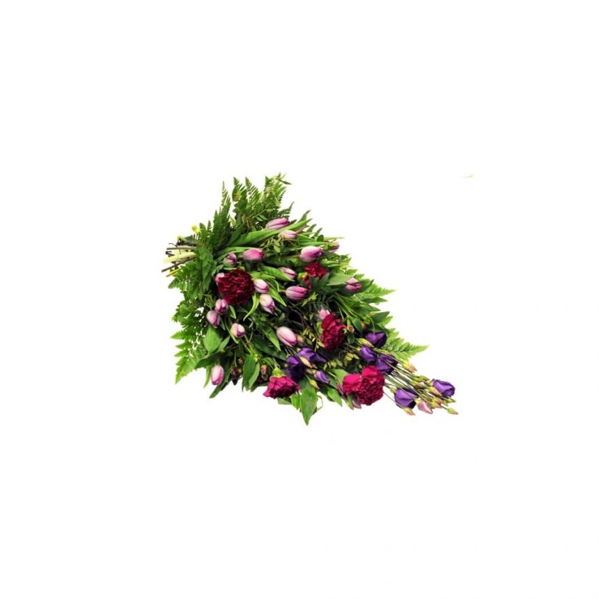 Begravningsbukett i lila toner innehållande tulpaner, prärieklocka, nejlikor hos Bellis blomsterhandel.