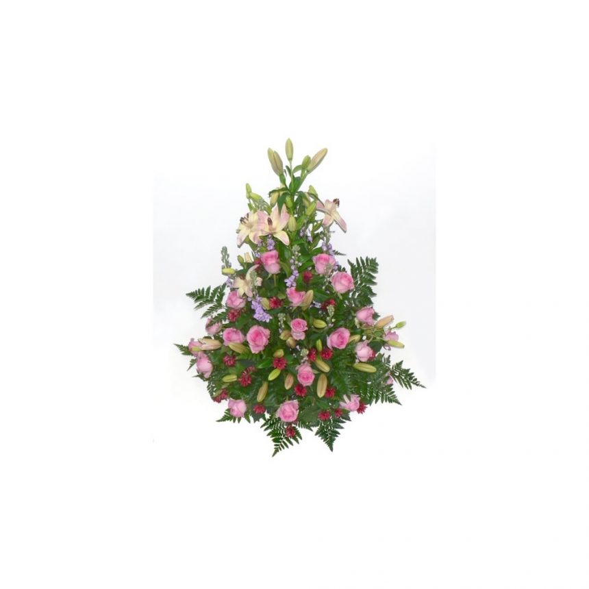 Hög begravningsdekoration i cerise och lila hos Bellis blomsterhandel.