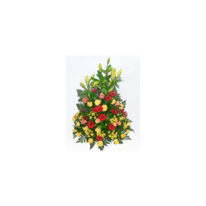 Hög begravningsdekoration i rött och gult hos Bellis blomsterhandel.