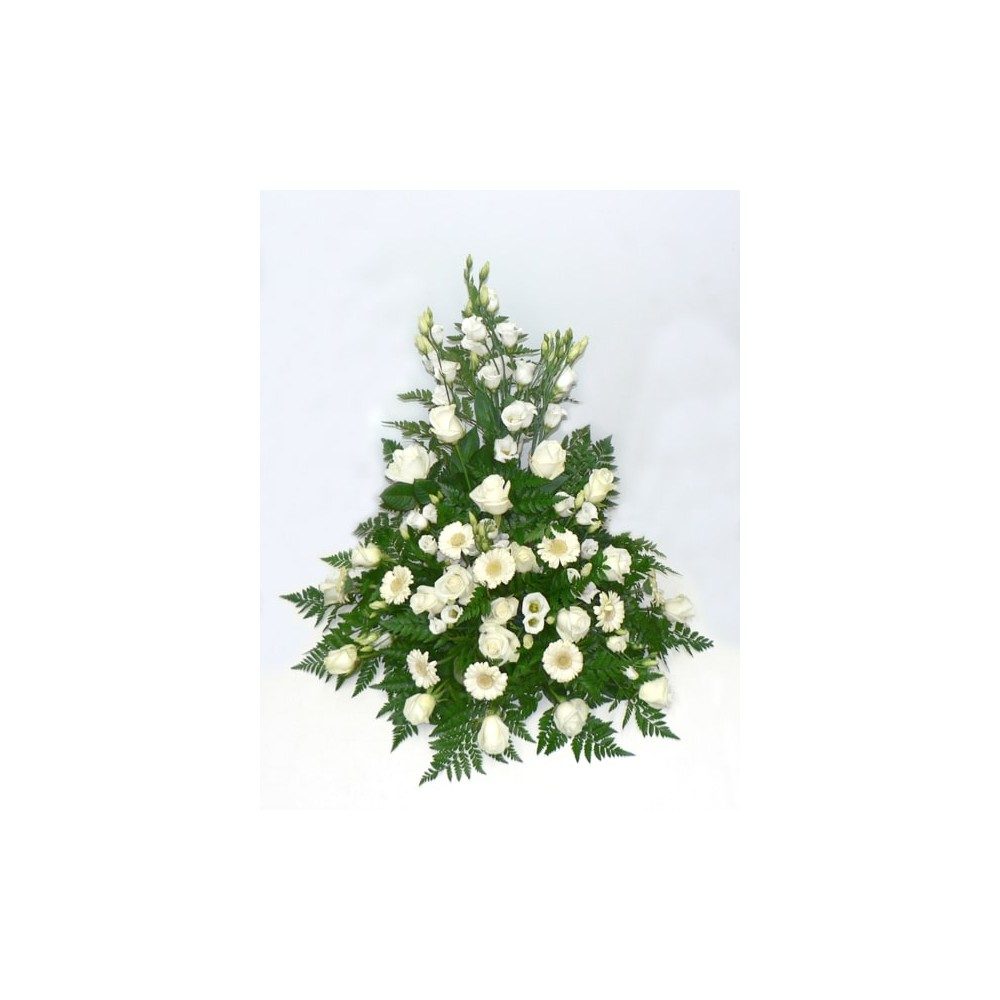 Hög begravningsdekoration i vita och gröna toner med prärieklocka, rosor och liten gerbera hos Bellis blomsterhandel.