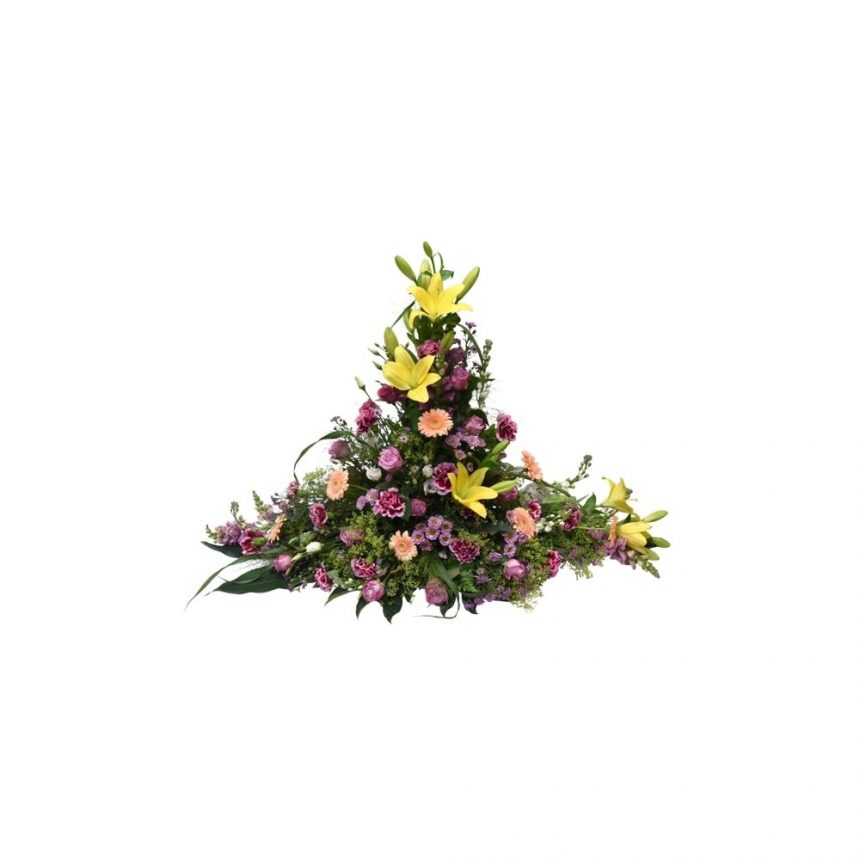 Hög begravningsdekoration i somriga färger hos Bellis blomsterhandel.