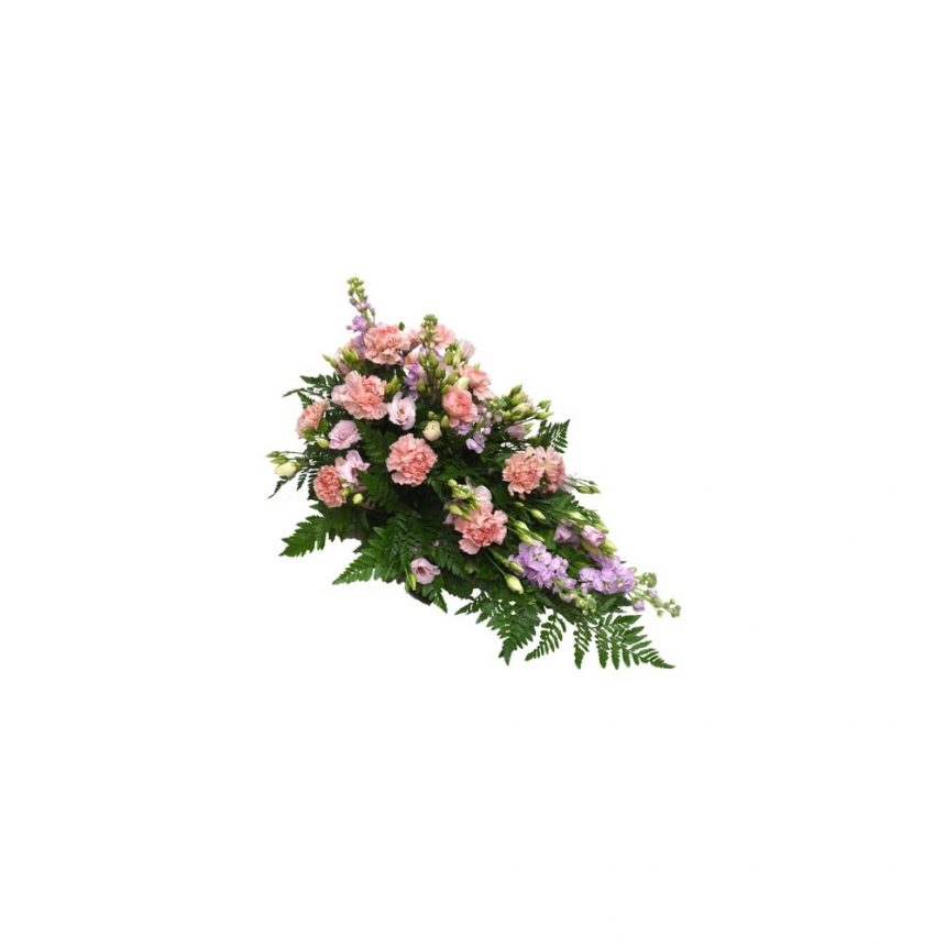 Låg begravningsdekoration i lila och rosa toner med nejlikor, lövkoja, prärieklocka och grönt hos Bellis blomsterhandel.