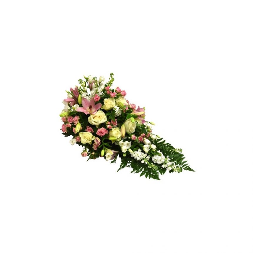 Låg begravningsdekoration i rosa och vita toner med bl.a. rosor och liljor hos Bellis blomsterhandel.