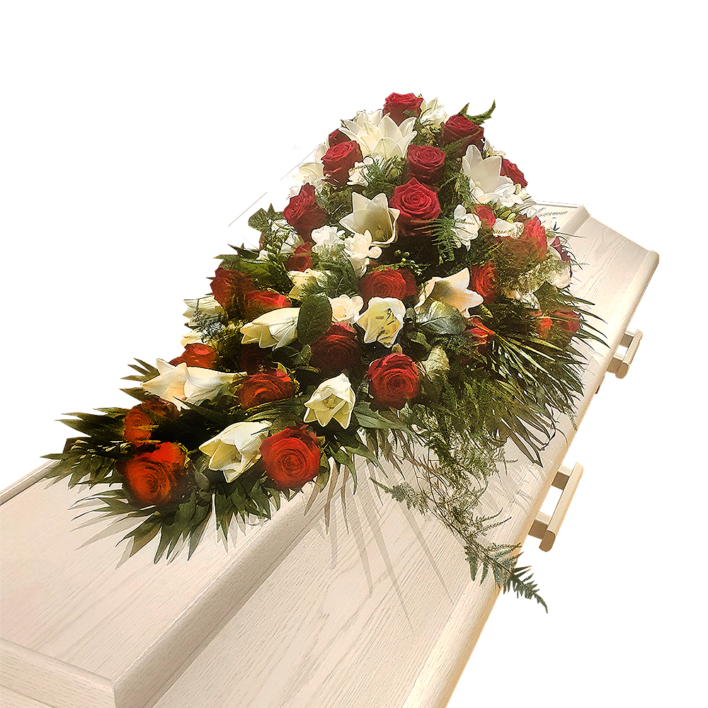 Traditionell kistdekoration med b.la. röda rosor och vita liljor hos Bellis blomsterhandel.