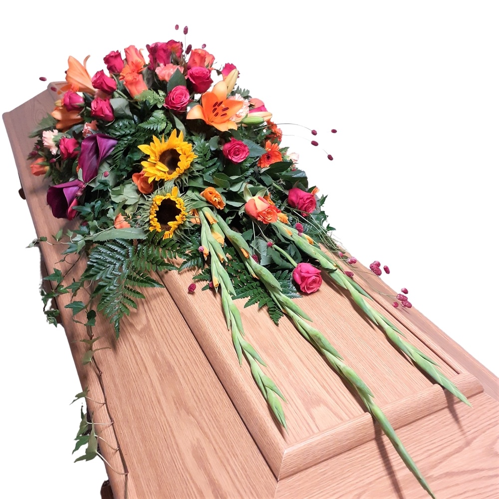 Kistdekoration i sensommarens färger, blommor och grönt hos Bellis blomsterhandel.