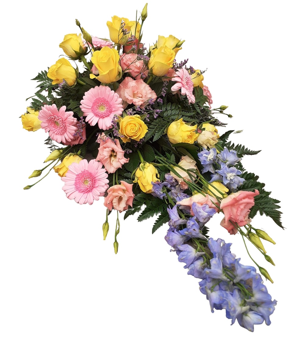 Låg begravningsdekoration i gult, rosa & blått hos Bellis blomsterhandel.